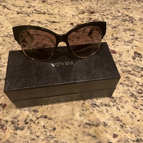 🤩Gorgeous Prada Sunglasses - Picture 1 of 5